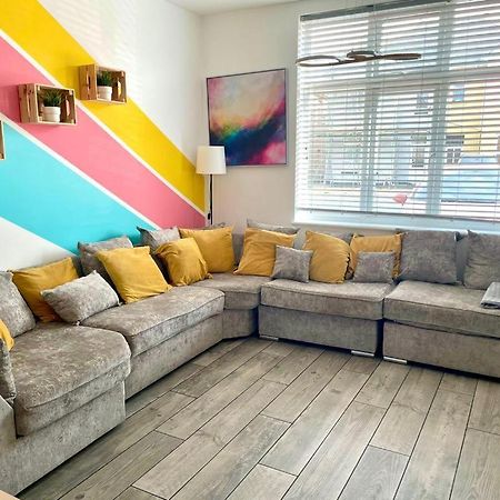 Massive New 8 Bedroom House Sleeps Up To 21 - Accepts Groups - Great Location - Free Parking - Fast Wifi - Smart Tvs - Sleeps Up To 21 People - Close To Bournemouth & Poole Town Centre & Sandbanks 外观 照片
