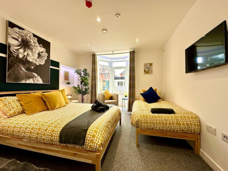 Massive New 8 Bedroom House Sleeps Up To 21 - Accepts Groups - Great Location - Free Parking - Fast Wifi - Smart Tvs - Sleeps Up To 21 People - Close To Bournemouth & Poole Town Centre & Sandbanks 外观 照片