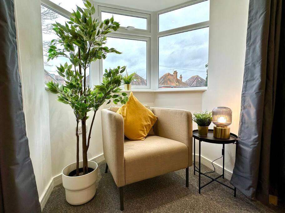 Massive New 8 Bedroom House Sleeps Up To 21 - Accepts Groups - Great Location - Free Parking - Fast Wifi - Smart Tvs - Sleeps Up To 21 People - Close To Bournemouth & Poole Town Centre & Sandbanks 外观 照片