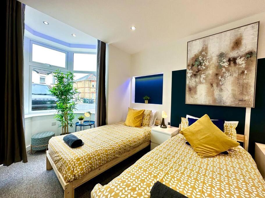Massive New 8 Bedroom House Sleeps Up To 21 - Accepts Groups - Great Location - Free Parking - Fast Wifi - Smart Tvs - Sleeps Up To 21 People - Close To Bournemouth & Poole Town Centre & Sandbanks 外观 照片
