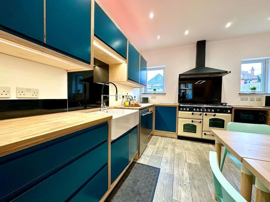 Massive New 8 Bedroom House Sleeps Up To 21 - Accepts Groups - Great Location - Free Parking - Fast Wifi - Smart Tvs - Sleeps Up To 21 People - Close To Bournemouth & Poole Town Centre & Sandbanks 外观 照片