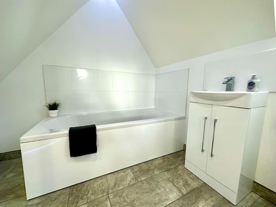 Massive New 8 Bedroom House Sleeps Up To 21 - Accepts Groups - Great Location - Free Parking - Fast Wifi - Smart Tvs - Sleeps Up To 21 People - Close To Bournemouth & Poole Town Centre & Sandbanks 外观 照片