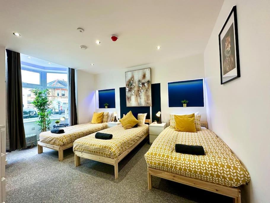 Massive New 8 Bedroom House Sleeps Up To 21 - Accepts Groups - Great Location - Free Parking - Fast Wifi - Smart Tvs - Sleeps Up To 21 People - Close To Bournemouth & Poole Town Centre & Sandbanks 外观 照片
