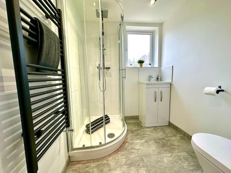 Massive New 8 Bedroom House Sleeps Up To 21 - Accepts Groups - Great Location - Free Parking - Fast Wifi - Smart Tvs - Sleeps Up To 21 People - Close To Bournemouth & Poole Town Centre & Sandbanks 外观 照片