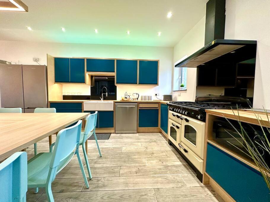 Massive New 8 Bedroom House Sleeps Up To 21 - Accepts Groups - Great Location - Free Parking - Fast Wifi - Smart Tvs - Sleeps Up To 21 People - Close To Bournemouth & Poole Town Centre & Sandbanks 外观 照片