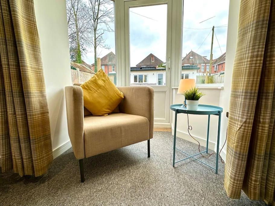 Massive New 8 Bedroom House Sleeps Up To 21 - Accepts Groups - Great Location - Free Parking - Fast Wifi - Smart Tvs - Sleeps Up To 21 People - Close To Bournemouth & Poole Town Centre & Sandbanks 外观 照片