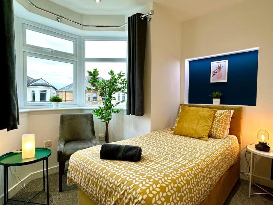 Massive New 8 Bedroom House Sleeps Up To 21 - Accepts Groups - Great Location - Free Parking - Fast Wifi - Smart Tvs - Sleeps Up To 21 People - Close To Bournemouth & Poole Town Centre & Sandbanks 外观 照片