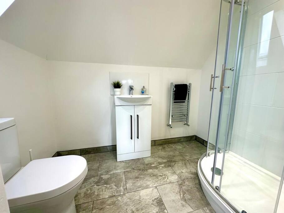 Massive New 8 Bedroom House Sleeps Up To 21 - Accepts Groups - Great Location - Free Parking - Fast Wifi - Smart Tvs - Sleeps Up To 21 People - Close To Bournemouth & Poole Town Centre & Sandbanks 外观 照片