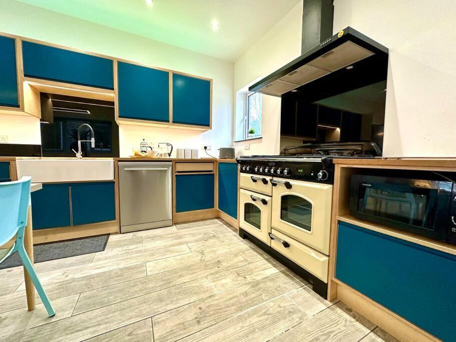 Massive New 8 Bedroom House Sleeps Up To 21 - Accepts Groups - Great Location - Free Parking - Fast Wifi - Smart Tvs - Sleeps Up To 21 People - Close To Bournemouth & Poole Town Centre & Sandbanks 外观 照片