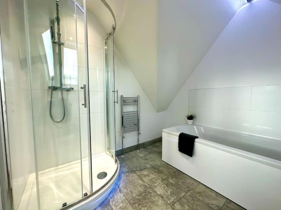 Massive New 8 Bedroom House Sleeps Up To 21 - Accepts Groups - Great Location - Free Parking - Fast Wifi - Smart Tvs - Sleeps Up To 21 People - Close To Bournemouth & Poole Town Centre & Sandbanks 外观 照片