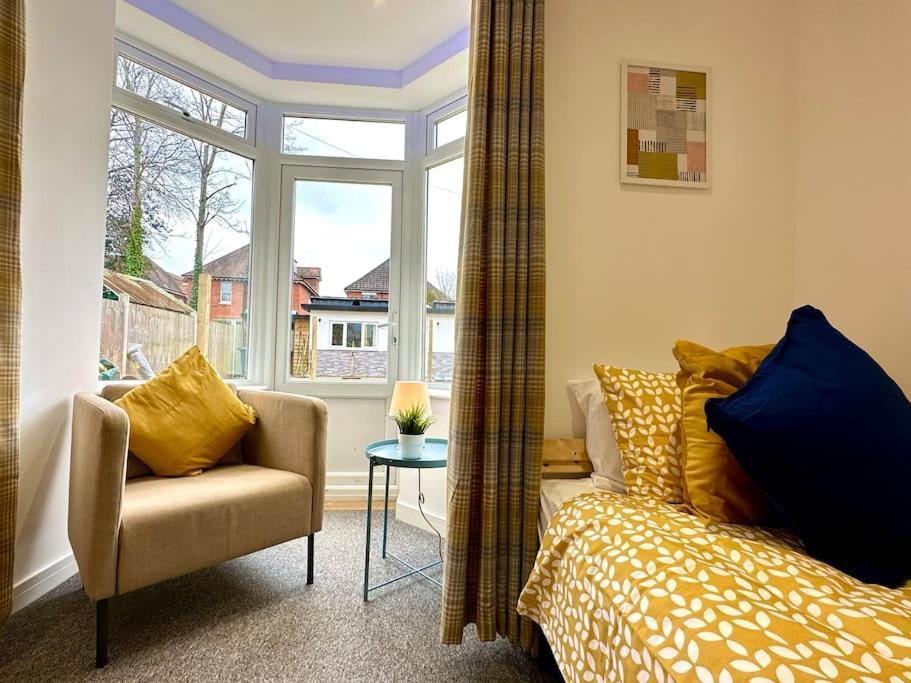 Massive New 8 Bedroom House Sleeps Up To 21 - Accepts Groups - Great Location - Free Parking - Fast Wifi - Smart Tvs - Sleeps Up To 21 People - Close To Bournemouth & Poole Town Centre & Sandbanks 外观 照片