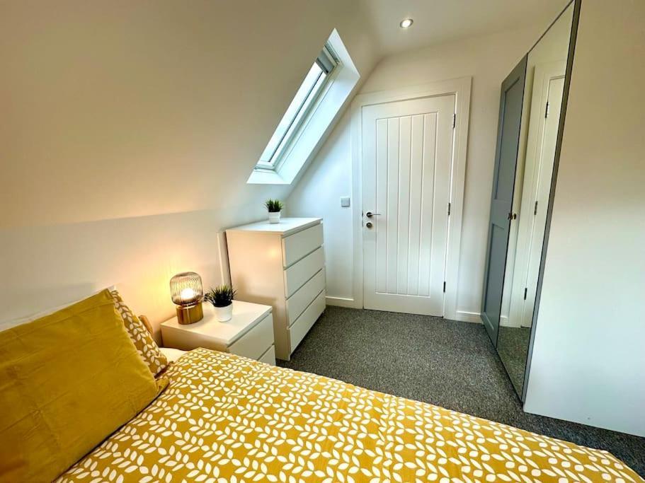 Massive New 8 Bedroom House Sleeps Up To 21 - Accepts Groups - Great Location - Free Parking - Fast Wifi - Smart Tvs - Sleeps Up To 21 People - Close To Bournemouth & Poole Town Centre & Sandbanks 外观 照片