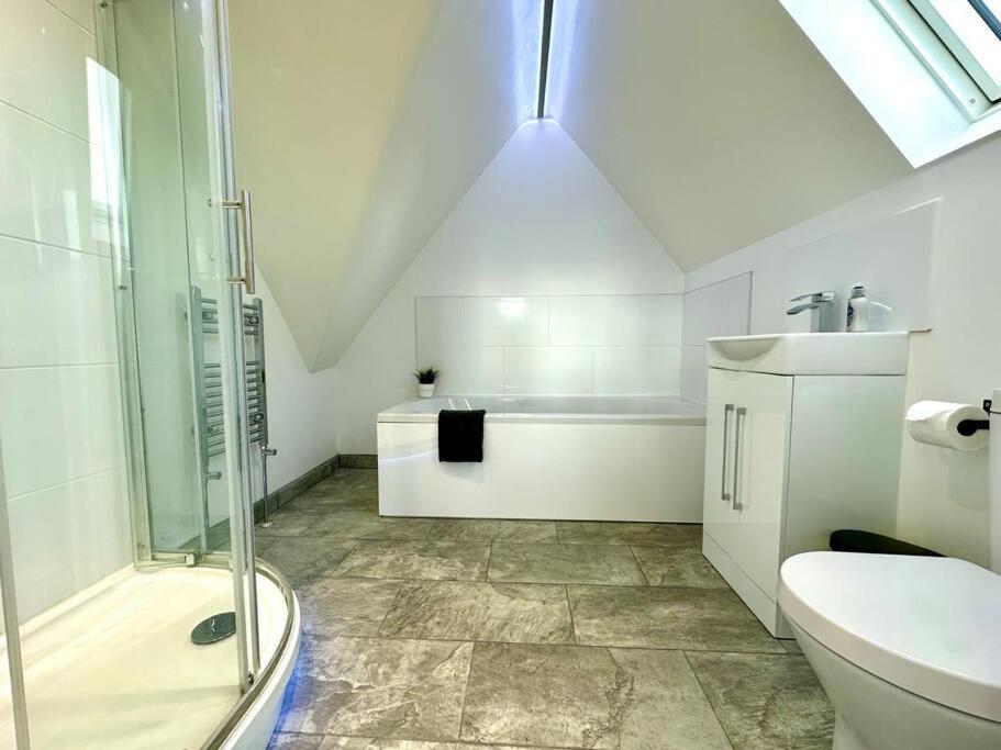 Massive New 8 Bedroom House Sleeps Up To 21 - Accepts Groups - Great Location - Free Parking - Fast Wifi - Smart Tvs - Sleeps Up To 21 People - Close To Bournemouth & Poole Town Centre & Sandbanks 外观 照片