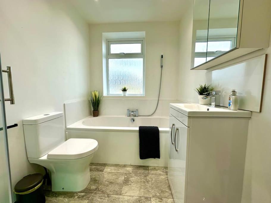 Massive New 8 Bedroom House Sleeps Up To 21 - Accepts Groups - Great Location - Free Parking - Fast Wifi - Smart Tvs - Sleeps Up To 21 People - Close To Bournemouth & Poole Town Centre & Sandbanks 外观 照片