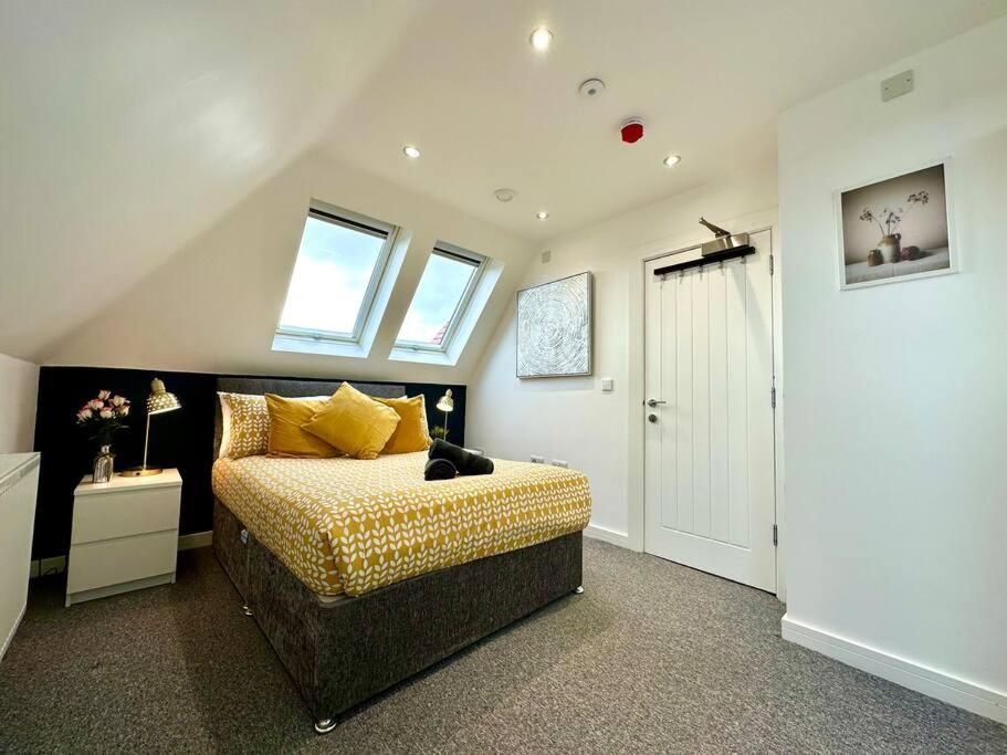 Massive New 8 Bedroom House Sleeps Up To 21 - Accepts Groups - Great Location - Free Parking - Fast Wifi - Smart Tvs - Sleeps Up To 21 People - Close To Bournemouth & Poole Town Centre & Sandbanks 外观 照片
