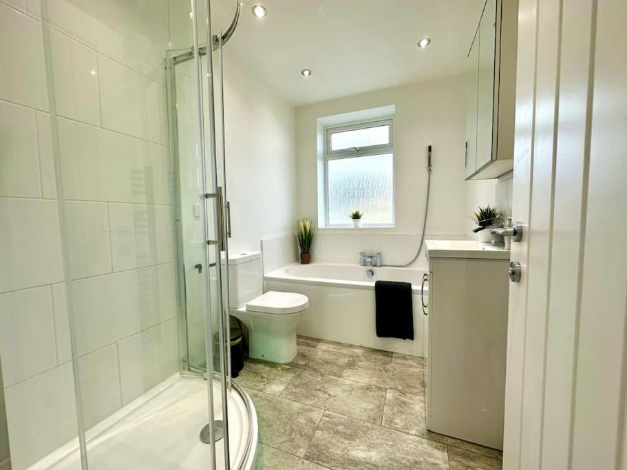 Massive New 8 Bedroom House Sleeps Up To 21 - Accepts Groups - Great Location - Free Parking - Fast Wifi - Smart Tvs - Sleeps Up To 21 People - Close To Bournemouth & Poole Town Centre & Sandbanks 外观 照片