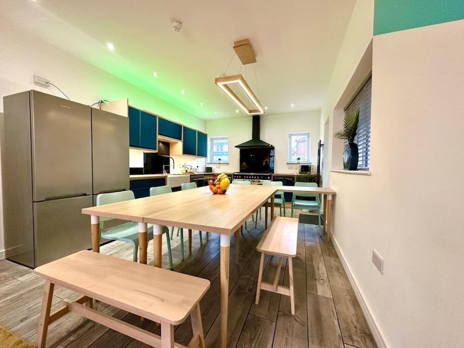 Massive New 8 Bedroom House Sleeps Up To 21 - Accepts Groups - Great Location - Free Parking - Fast Wifi - Smart Tvs - Sleeps Up To 21 People - Close To Bournemouth & Poole Town Centre & Sandbanks 外观 照片