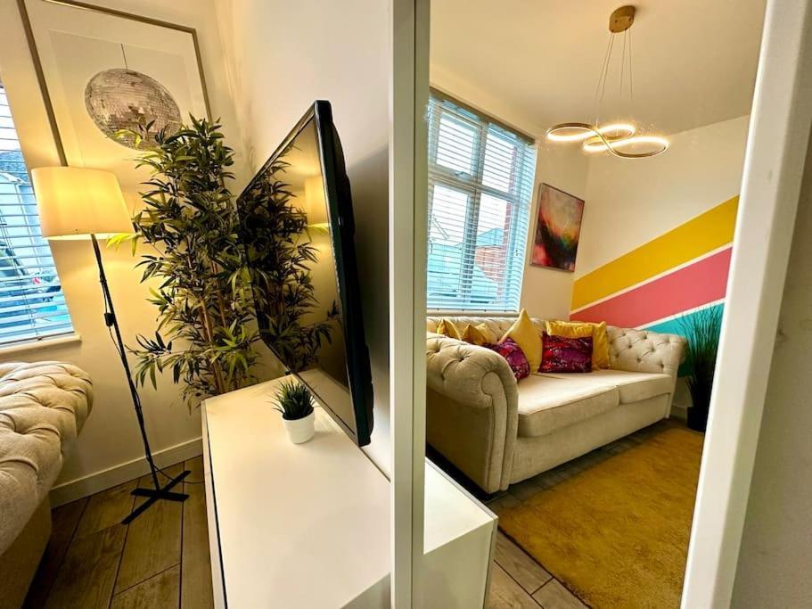 Massive New 8 Bedroom House Sleeps Up To 21 - Accepts Groups - Great Location - Free Parking - Fast Wifi - Smart Tvs - Sleeps Up To 21 People - Close To Bournemouth & Poole Town Centre & Sandbanks 外观 照片