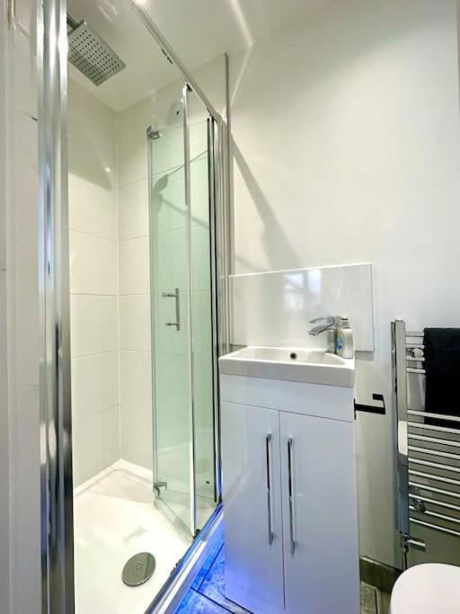 Massive New 8 Bedroom House Sleeps Up To 21 - Accepts Groups - Great Location - Free Parking - Fast Wifi - Smart Tvs - Sleeps Up To 21 People - Close To Bournemouth & Poole Town Centre & Sandbanks 外观 照片