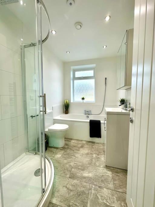 Massive New 8 Bedroom House Sleeps Up To 21 - Accepts Groups - Great Location - Free Parking - Fast Wifi - Smart Tvs - Sleeps Up To 21 People - Close To Bournemouth & Poole Town Centre & Sandbanks 外观 照片